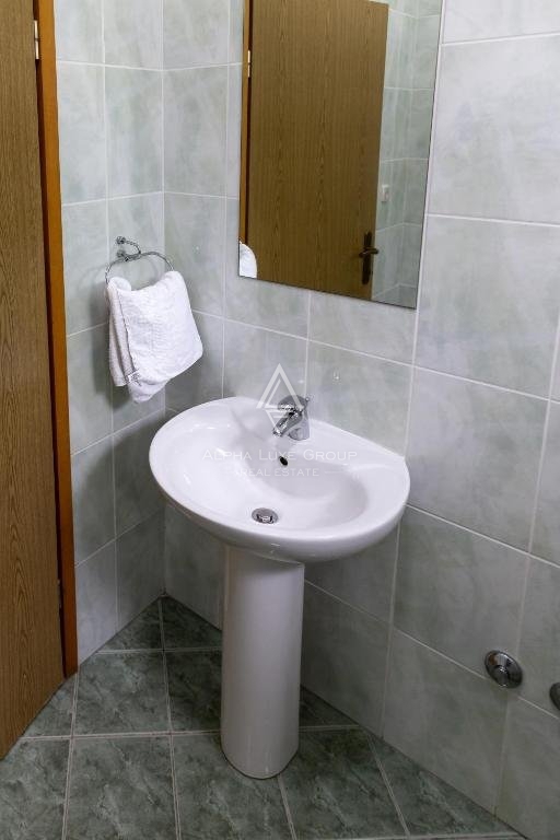 Umag in okolica: Odlična investicijska priložnost s poslovno stavbo in apartmajsko hišo