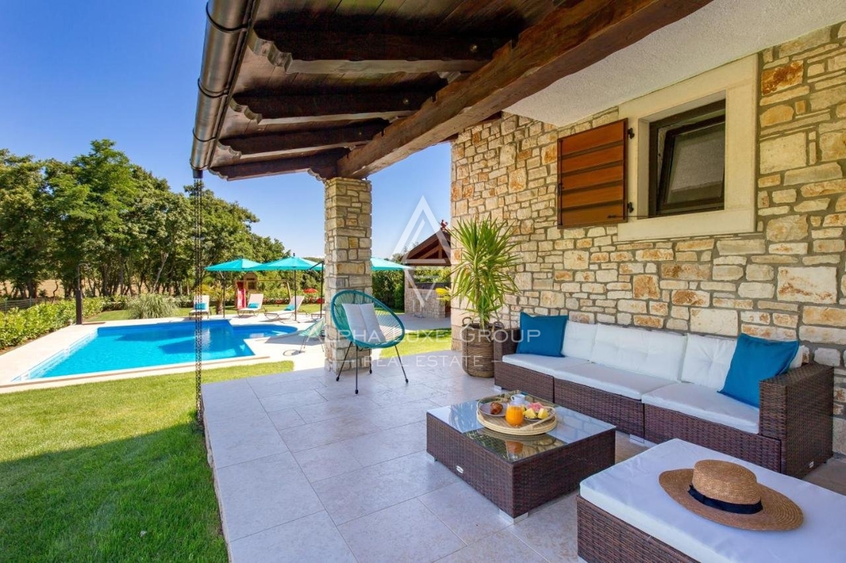 Čudovita kamnita vila s prostornim vrtom in pogledom na gozd, Svetvinčenat, Istra
