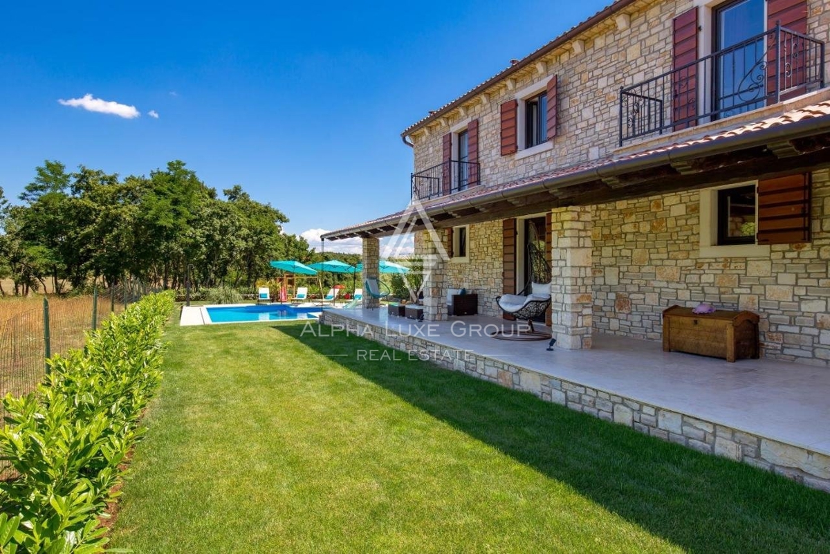 Čudovita kamnita vila s prostornim vrtom in pogledom na gozd, Svetvinčenat, Istra