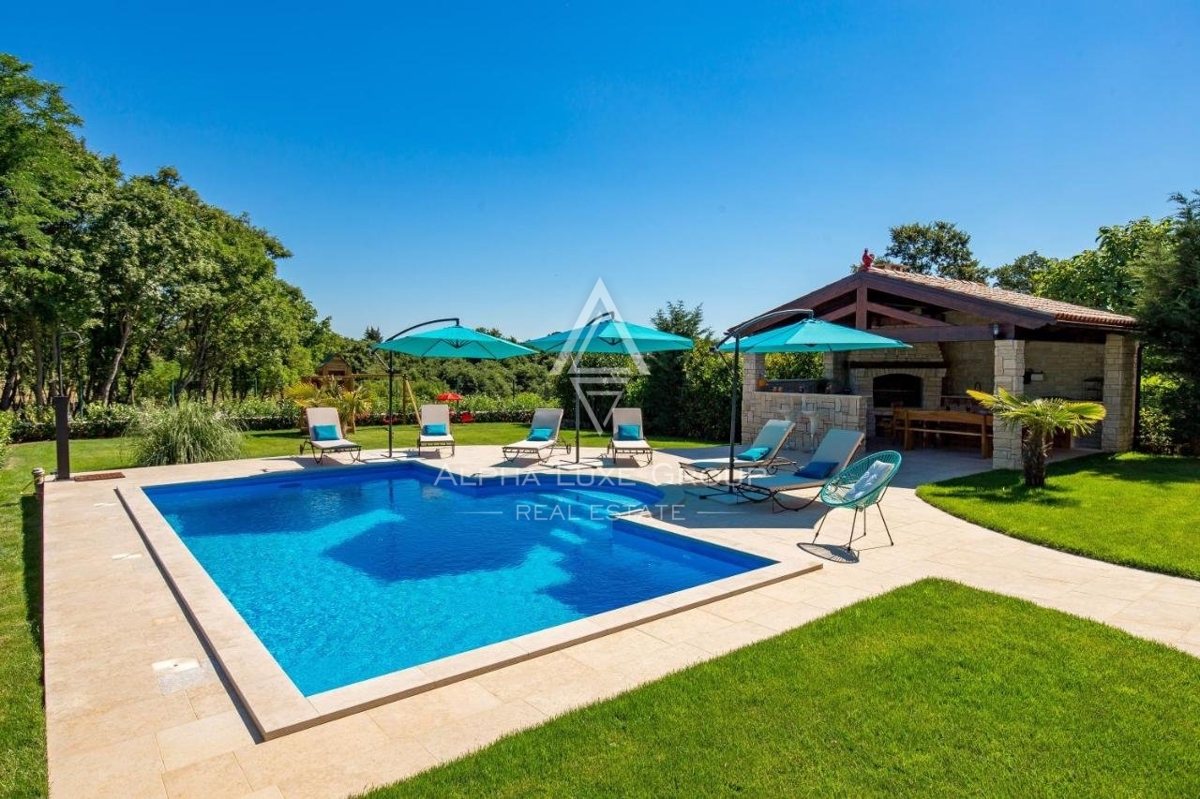 Čudovita kamnita vila s prostornim vrtom in pogledom na gozd, Svetvinčenat, Istra