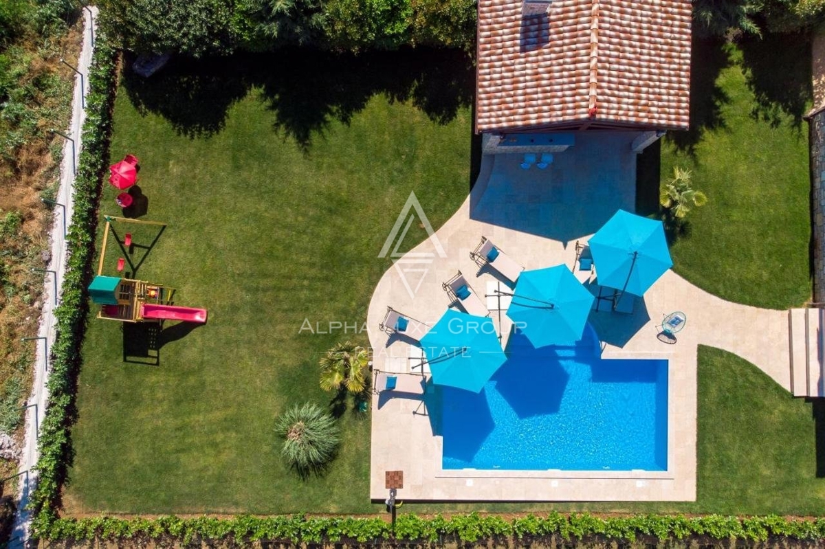 Čudovita kamnita vila s prostornim vrtom in pogledom na gozd, Svetvinčenat, Istra