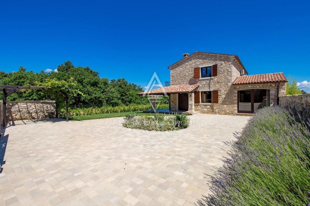 Čudovita kamnita vila s prostornim vrtom in pogledom na gozd, Svetvinčenat, Istra