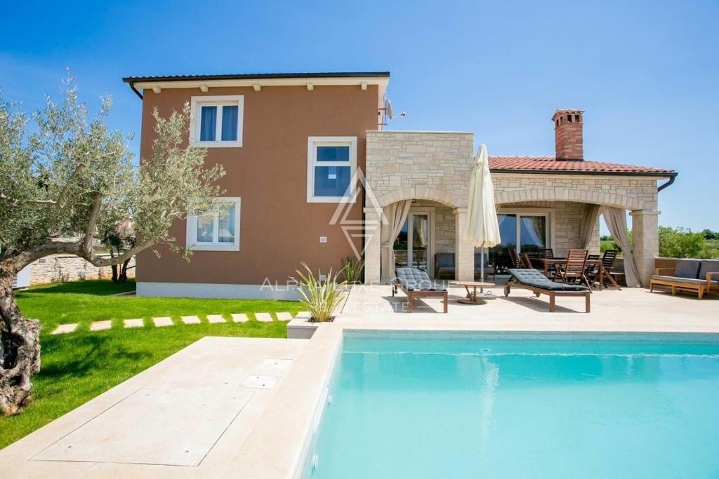 Vila z bazenom, Novogradnja, mirna lokacija, območje Poreča.