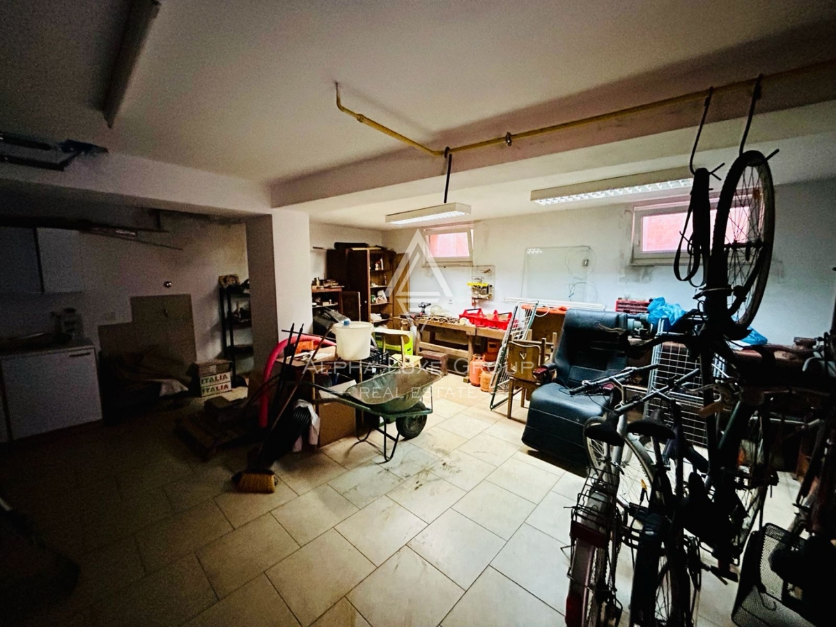 Istra, Poreč: Ekskluzivna Hiša v Mirnem Okolju