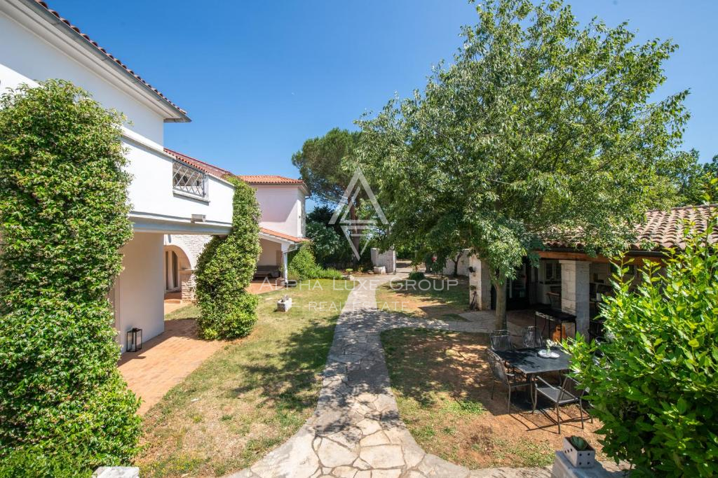 Istra, Rakalj: Luksuzna vila z bazenom in vrtom