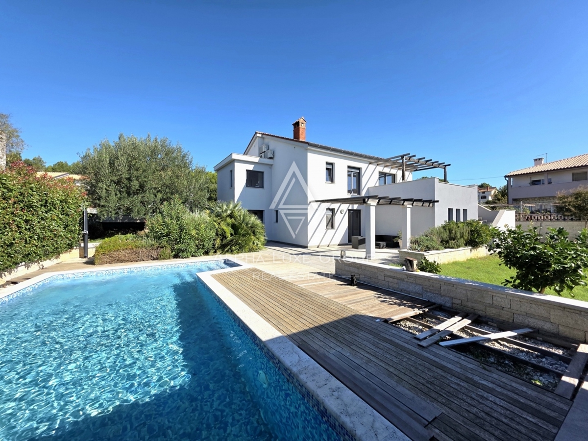 Istra, Pula: Moderna hiša z bazenom in tremi enotami