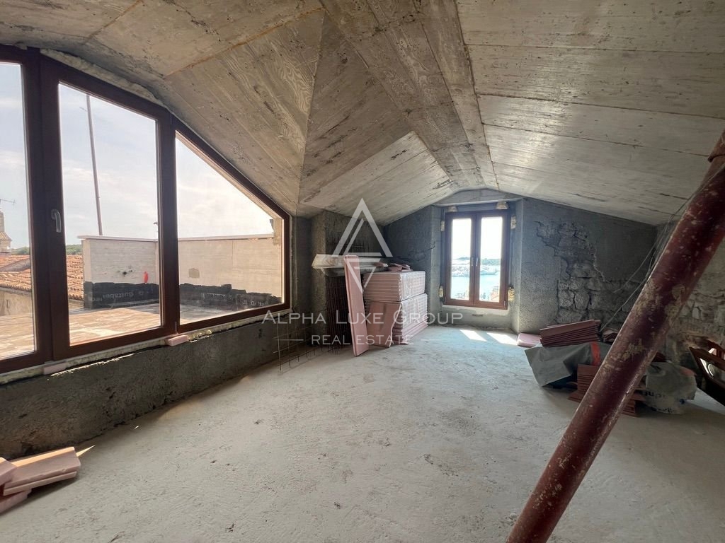 Istra, Vrsar, Prenovljena hiša z odprtim pogledom na morje blizu marine naprodaj