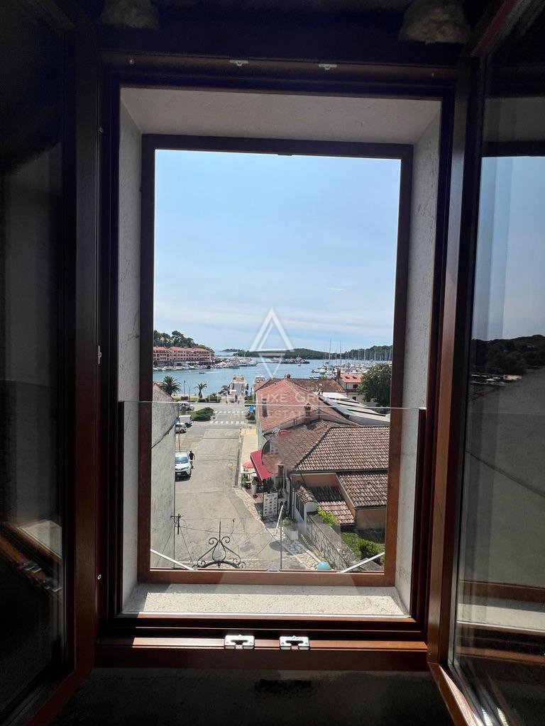 Istra, Vrsar, Prenovljena hiša z odprtim pogledom na morje blizu marine naprodaj