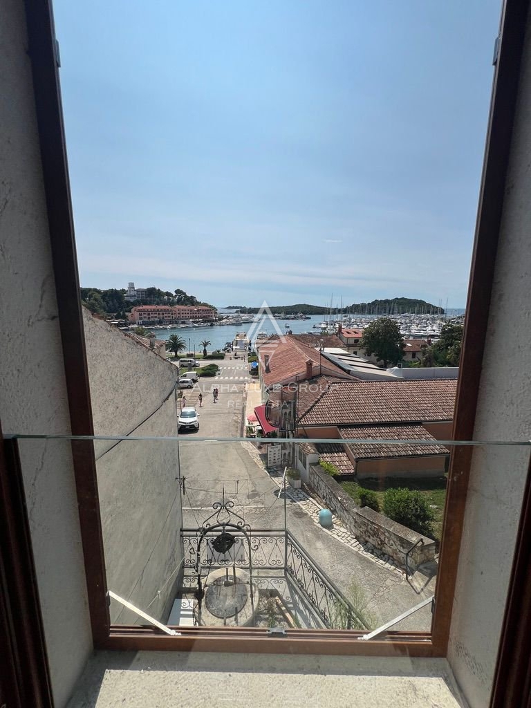 Istra, Vrsar, Prenovljena hiša z odprtim pogledom na morje blizu marine naprodaj