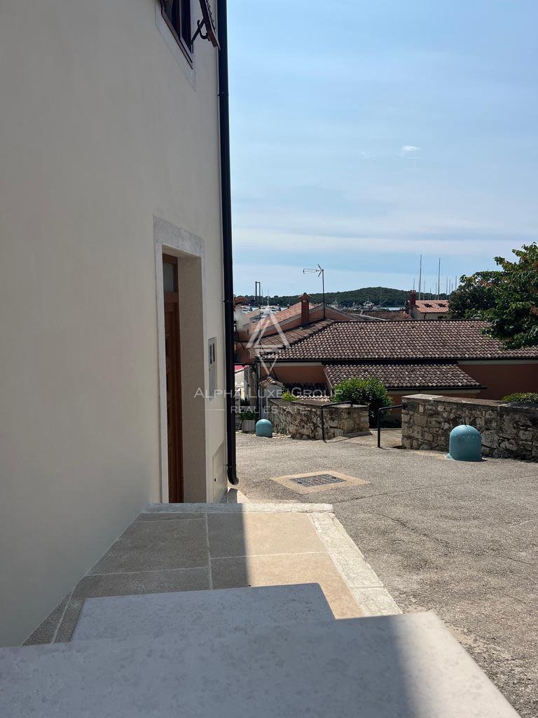 Istra, Vrsar, Prenovljena hiša z odprtim pogledom na morje blizu marine naprodaj