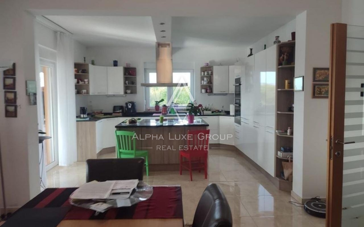 Istra, Vodnjan, Elegantna vila s pogledom na morje in prostornim vrtom