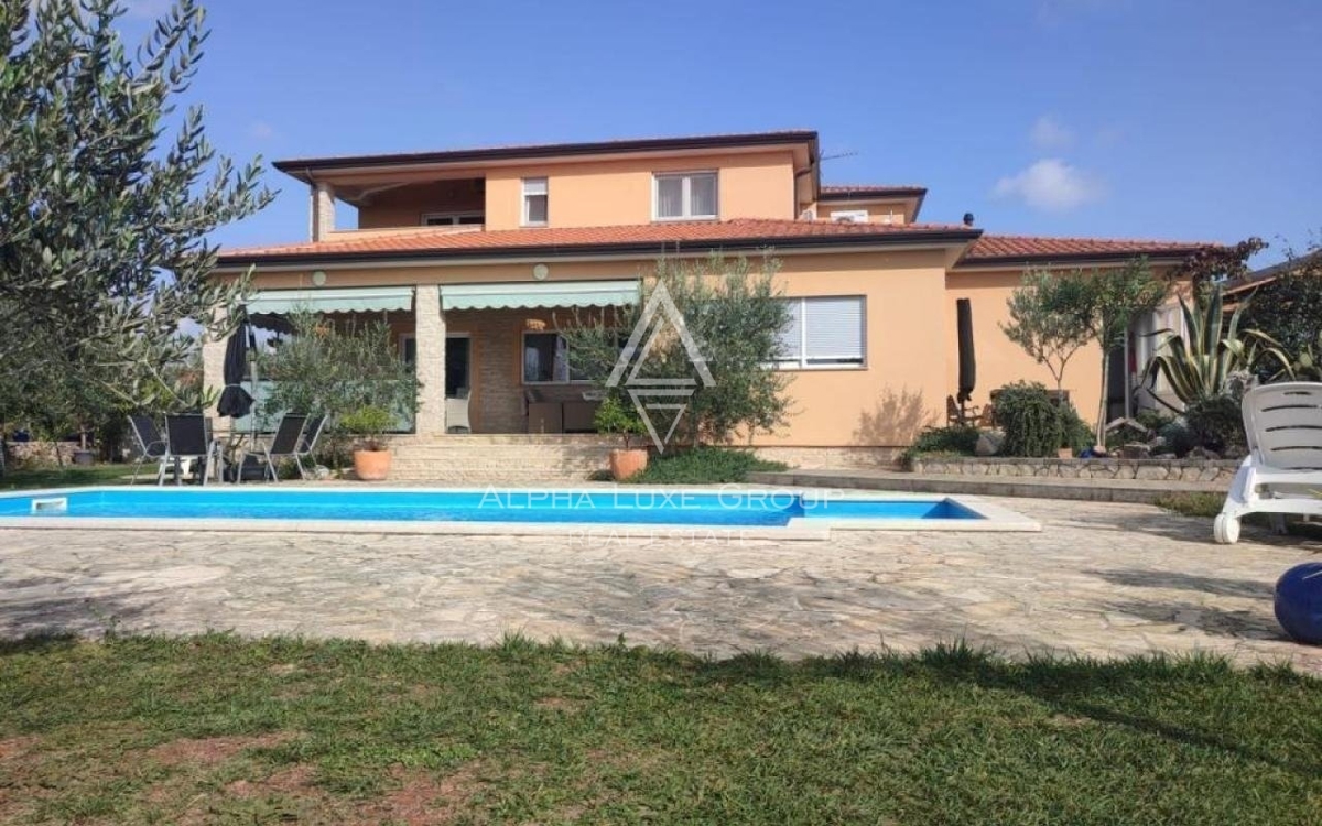 Istra, Vodnjan, Elegantna vila s pogledom na morje in prostornim vrtom