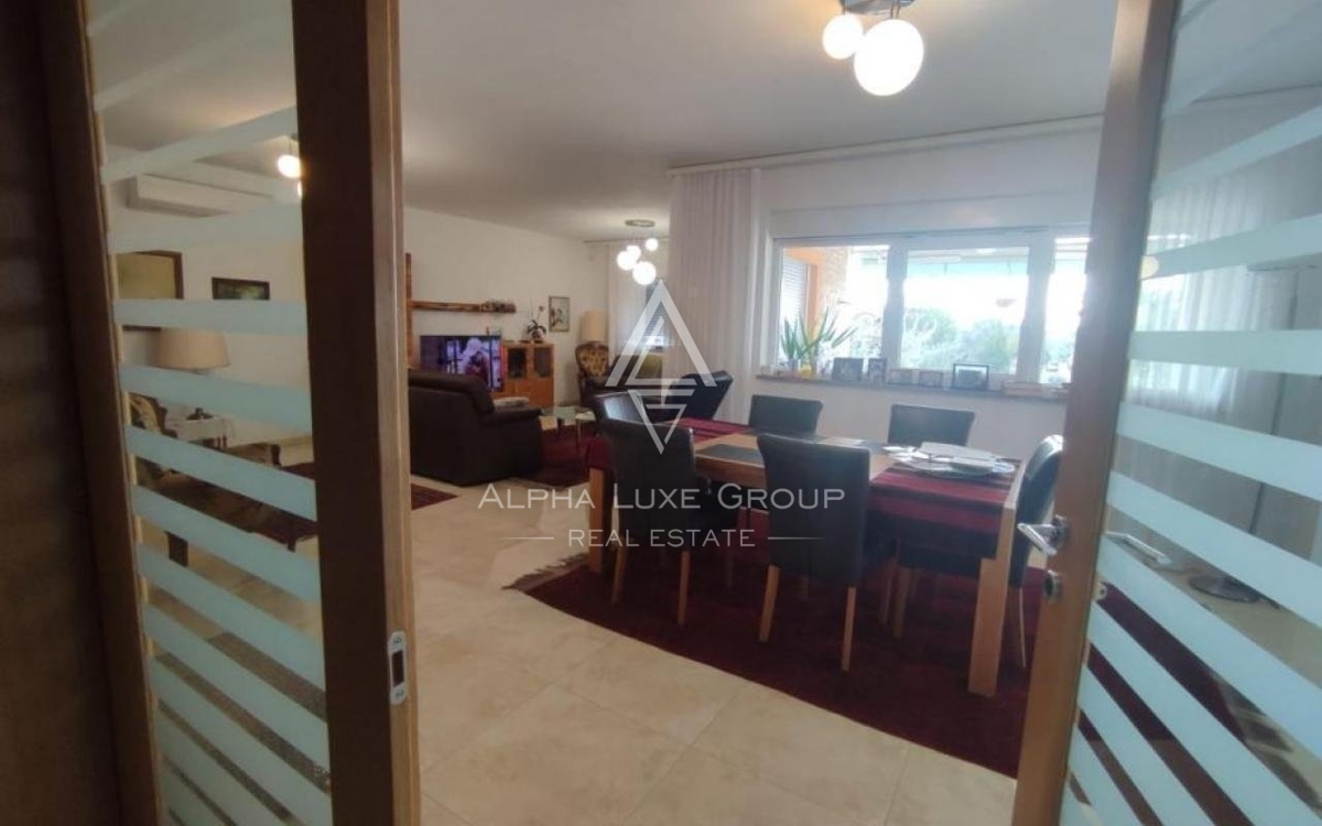 Istra, Vodnjan, Elegantna vila s pogledom na morje in prostornim vrtom