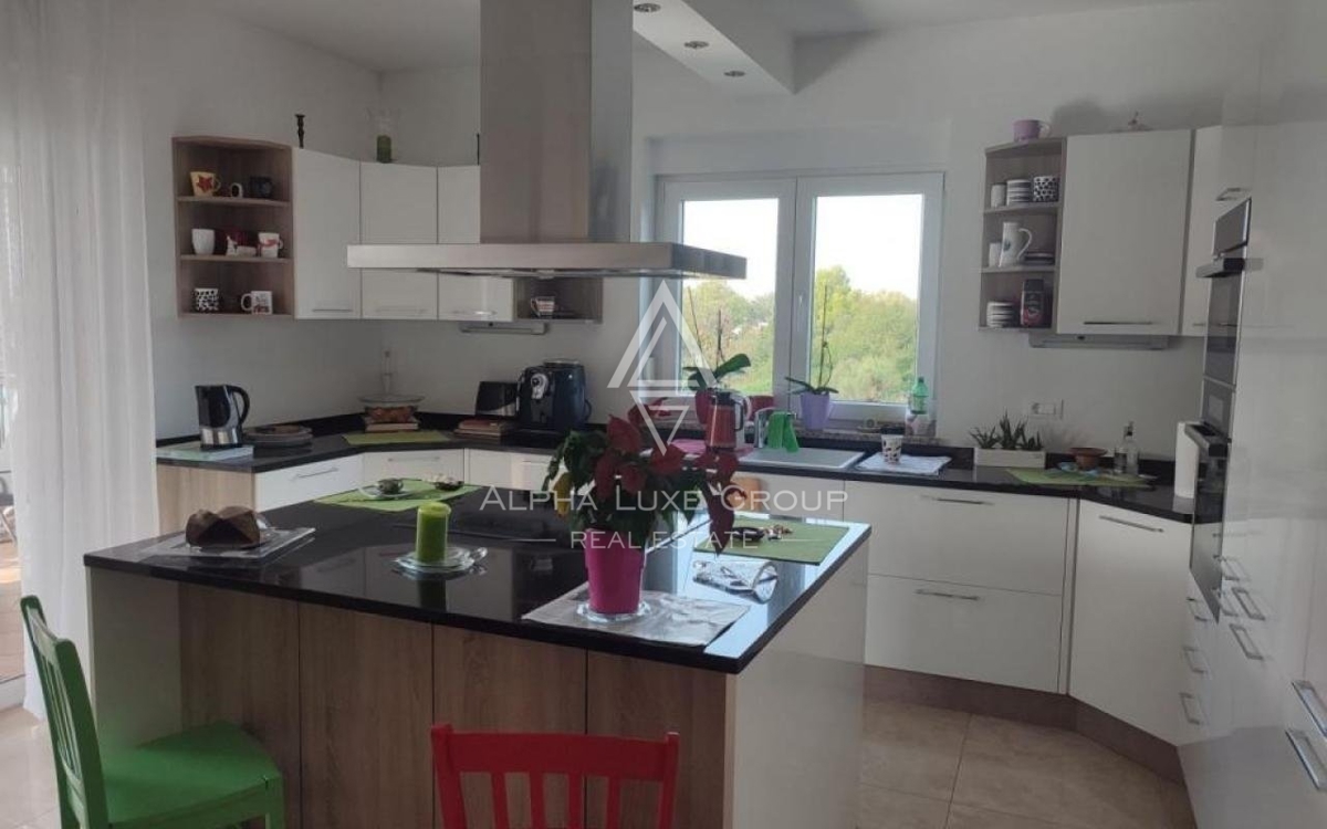 Istra, Vodnjan, Elegantna vila s pogledom na morje in prostornim vrtom