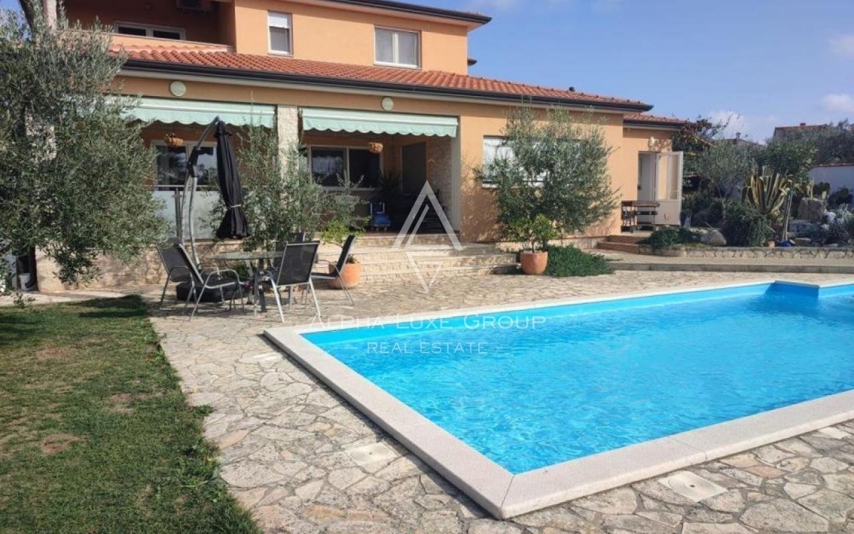 Istra, Vodnjan, Elegantna vila s pogledom na morje in prostornim vrtom