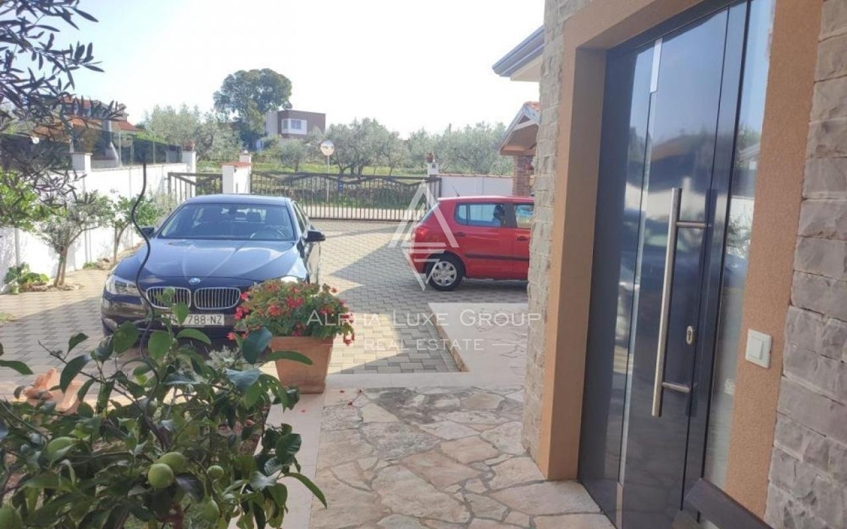 Istra, Vodnjan, Elegantna vila s pogledom na morje in prostornim vrtom
