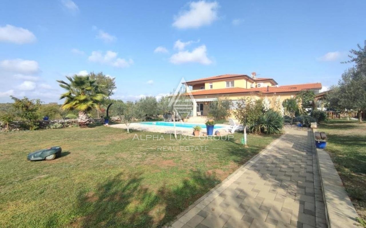Istra, Vodnjan, Elegantna vila s pogledom na morje in prostornim vrtom