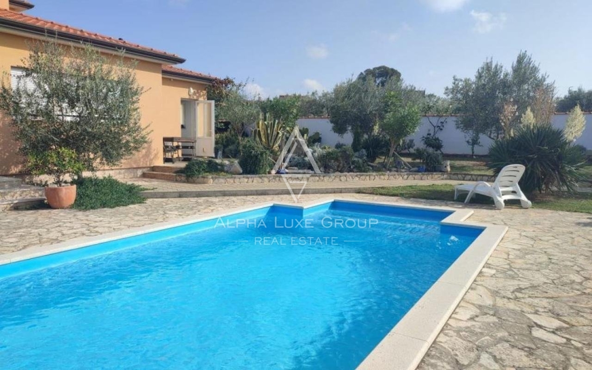Istra, Vodnjan, Elegantna vila s pogledom na morje in prostornim vrtom