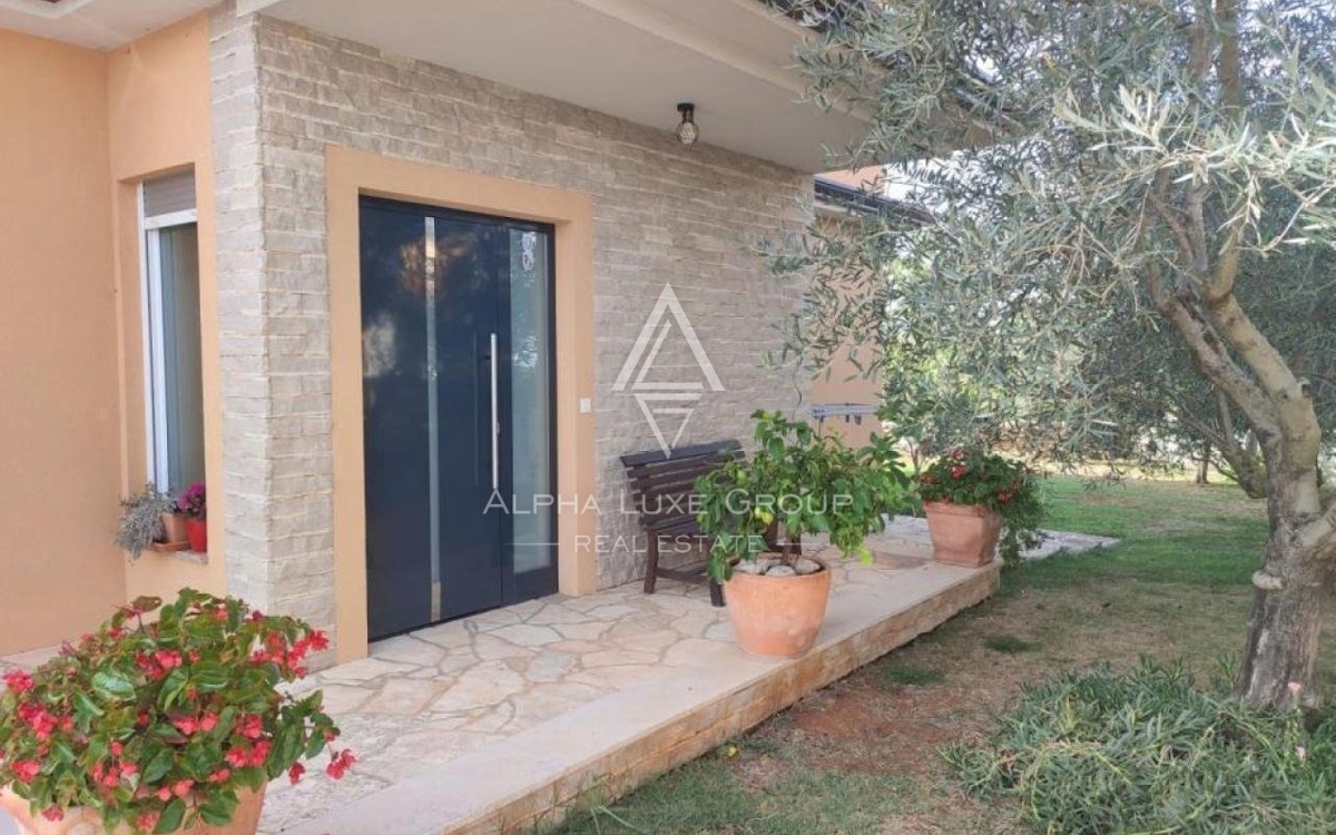Istra, Vodnjan, Elegantna vila s pogledom na morje in prostornim vrtom