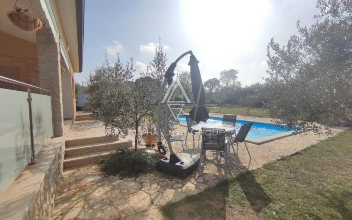 Istra, Vodnjan, Elegantna vila s pogledom na morje in prostornim vrtom