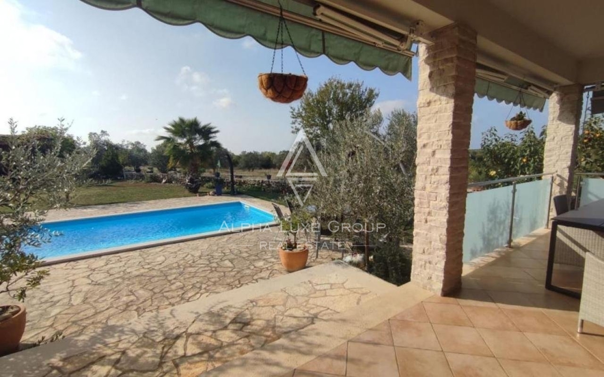Istra, Vodnjan, Elegantna vila s pogledom na morje in prostornim vrtom