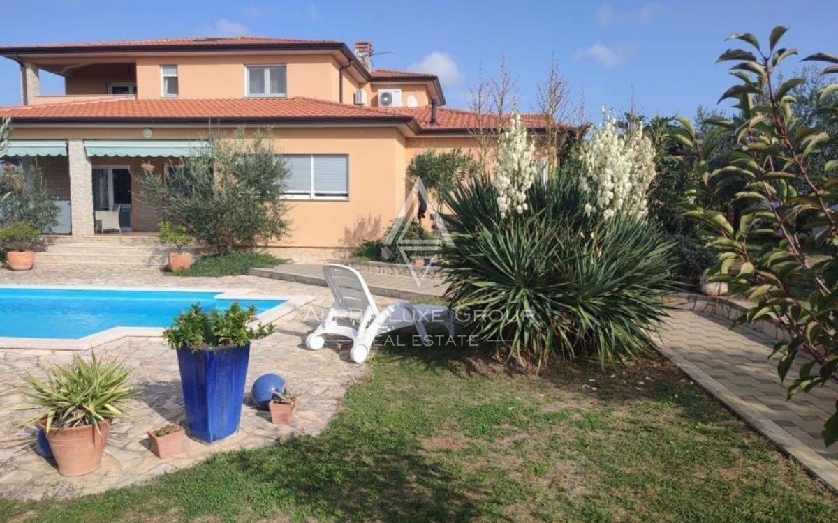Istra, Vodnjan, Elegantna vila s pogledom na morje in prostornim vrtom