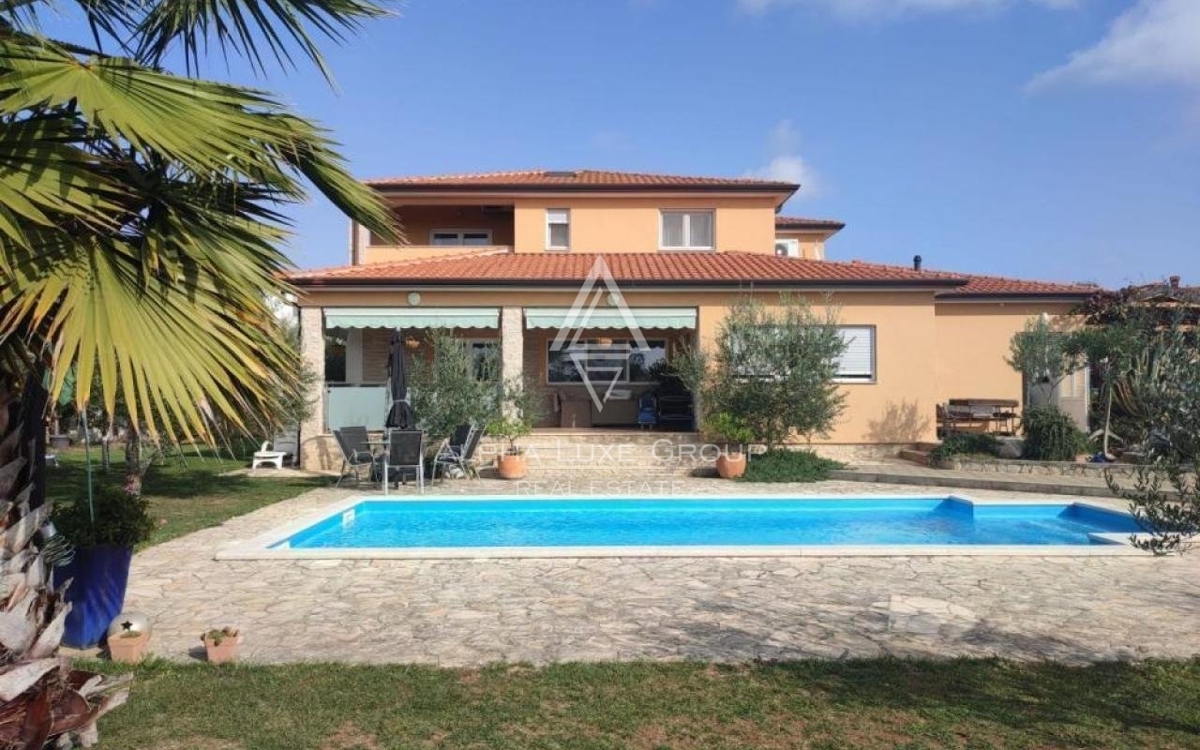 Istra, Vodnjan, Elegantna vila s pogledom na morje in prostornim vrtom