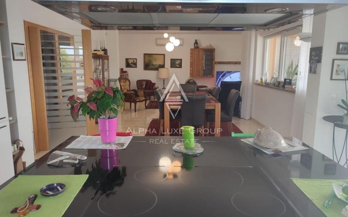 Istra, Vodnjan, Elegantna vila s pogledom na morje in prostornim vrtom