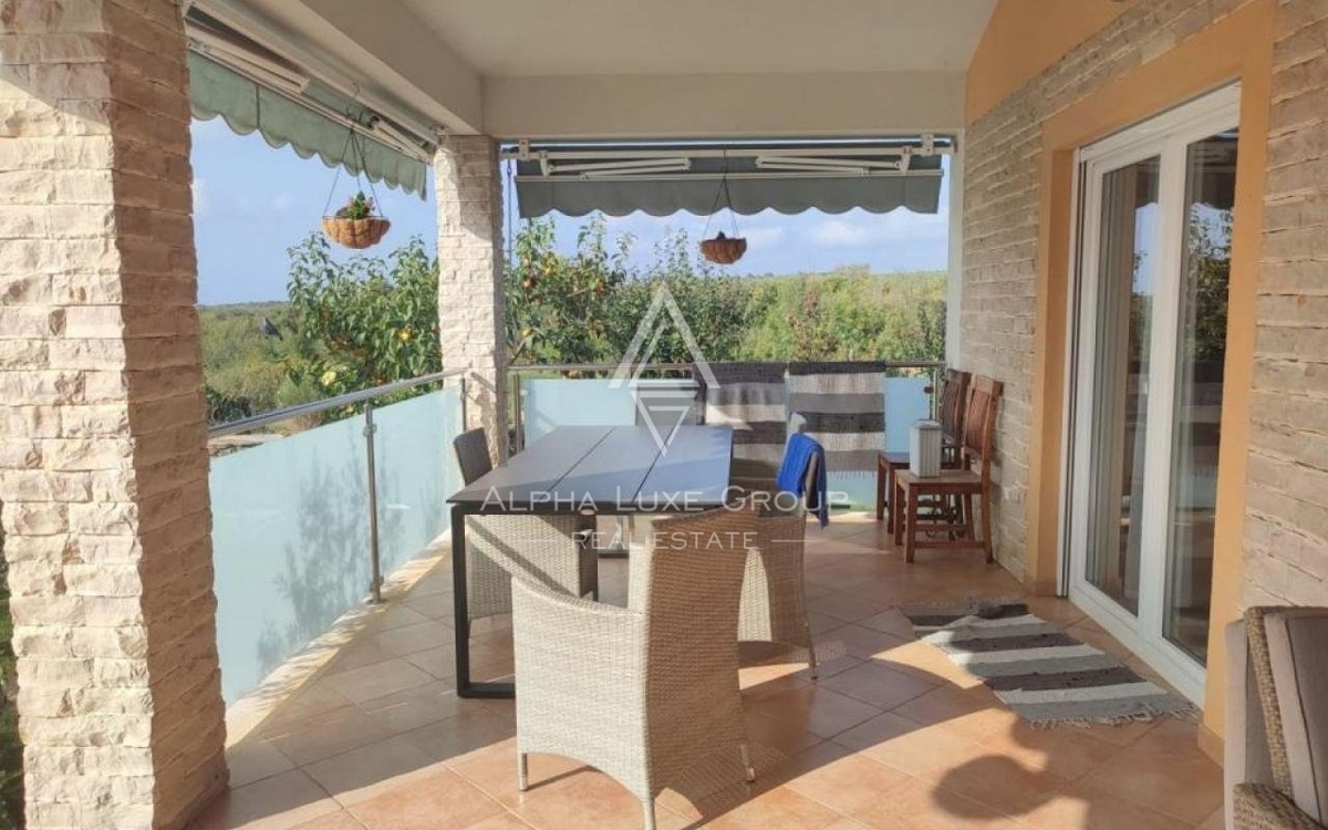 Istra, Vodnjan, Elegantna vila s pogledom na morje in prostornim vrtom