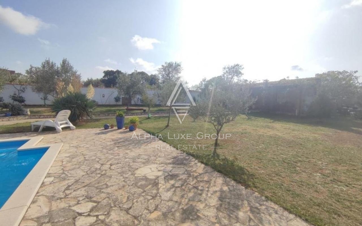 Istra, Vodnjan, Elegantna vila s pogledom na morje in prostornim vrtom