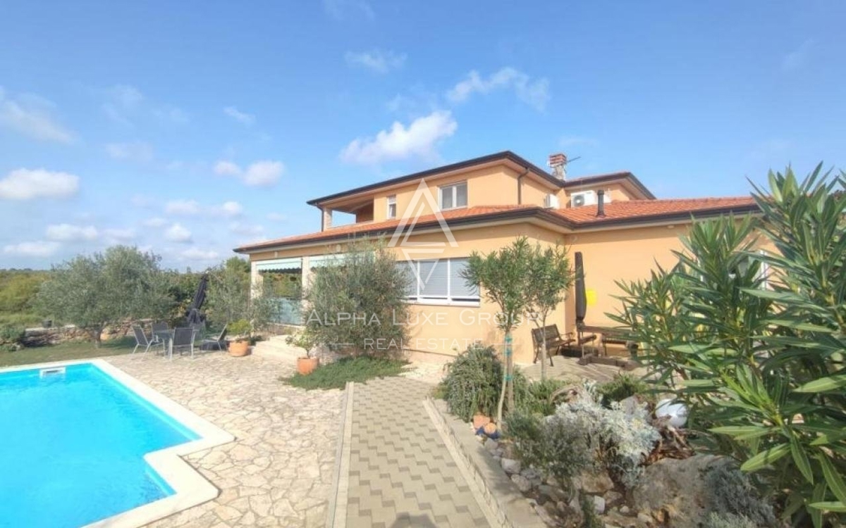 Istra, Vodnjan, Elegantna vila s pogledom na morje in prostornim vrtom