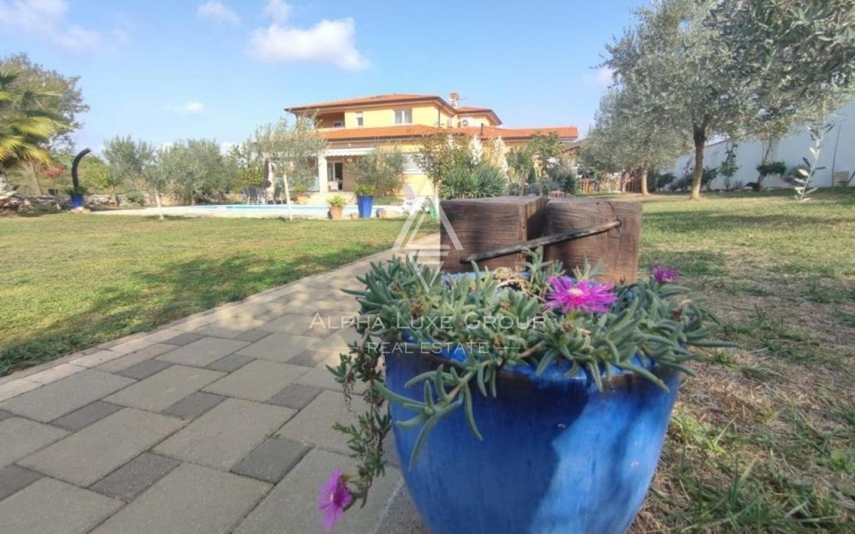 Istra, Vodnjan, Elegantna vila s pogledom na morje in prostornim vrtom