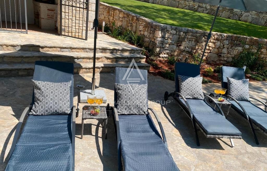 Poreč Center: Elegantna kamnita vila z bazenom naprodaj
