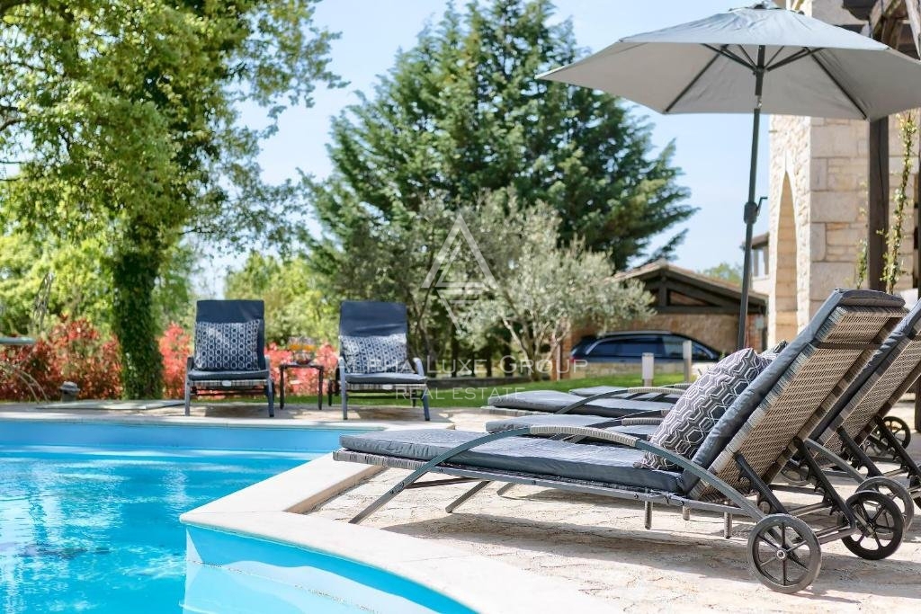 Poreč Center: Elegantna kamnita vila z bazenom naprodaj