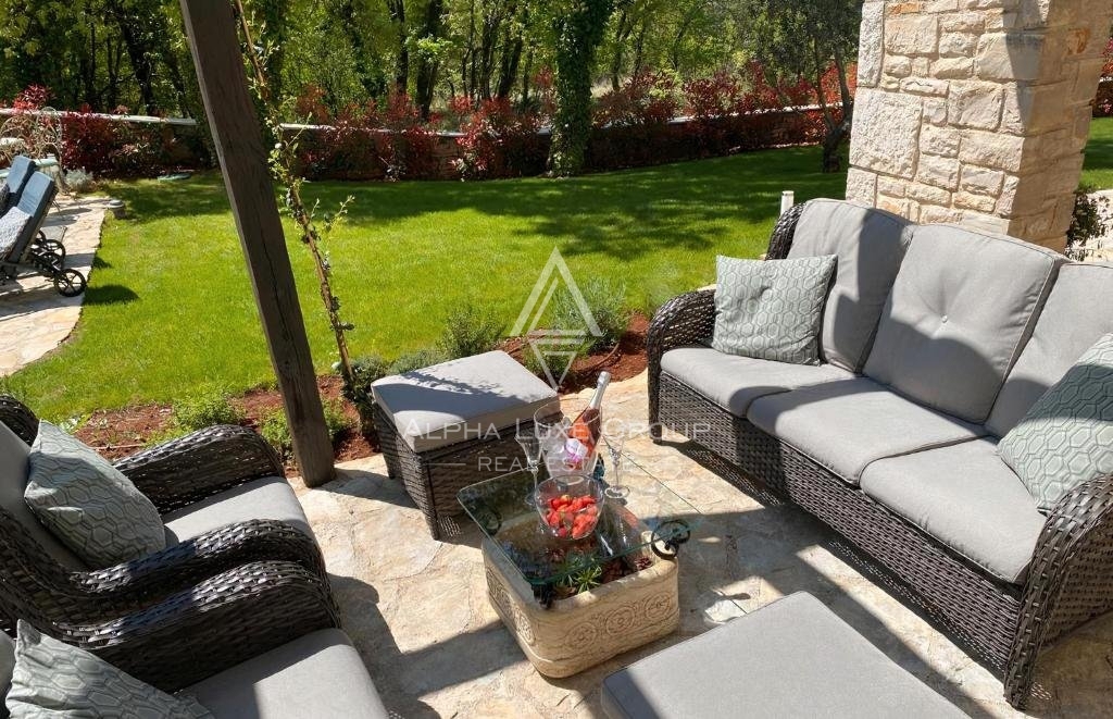 Poreč Center: Elegantna kamnita vila z bazenom naprodaj