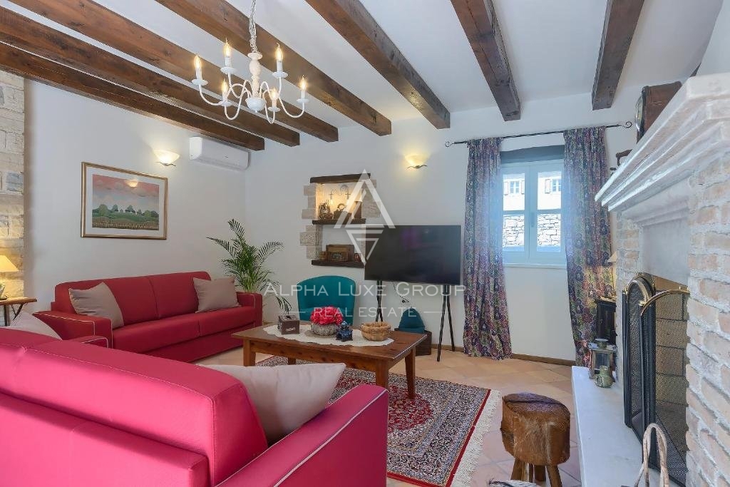 Poreč Center: Elegantna kamnita vila z bazenom naprodaj