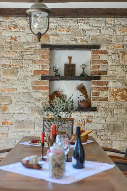 Poreč Center: Elegantna kamnita vila z bazenom naprodaj
