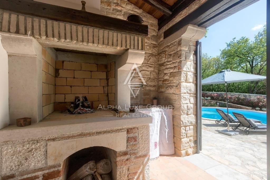 Poreč Center: Elegantna kamnita vila z bazenom naprodaj