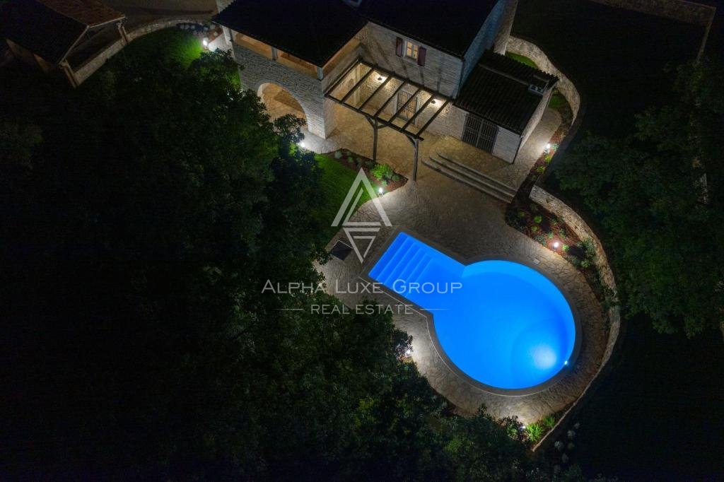 Poreč Center: Elegantna kamnita vila z bazenom naprodaj