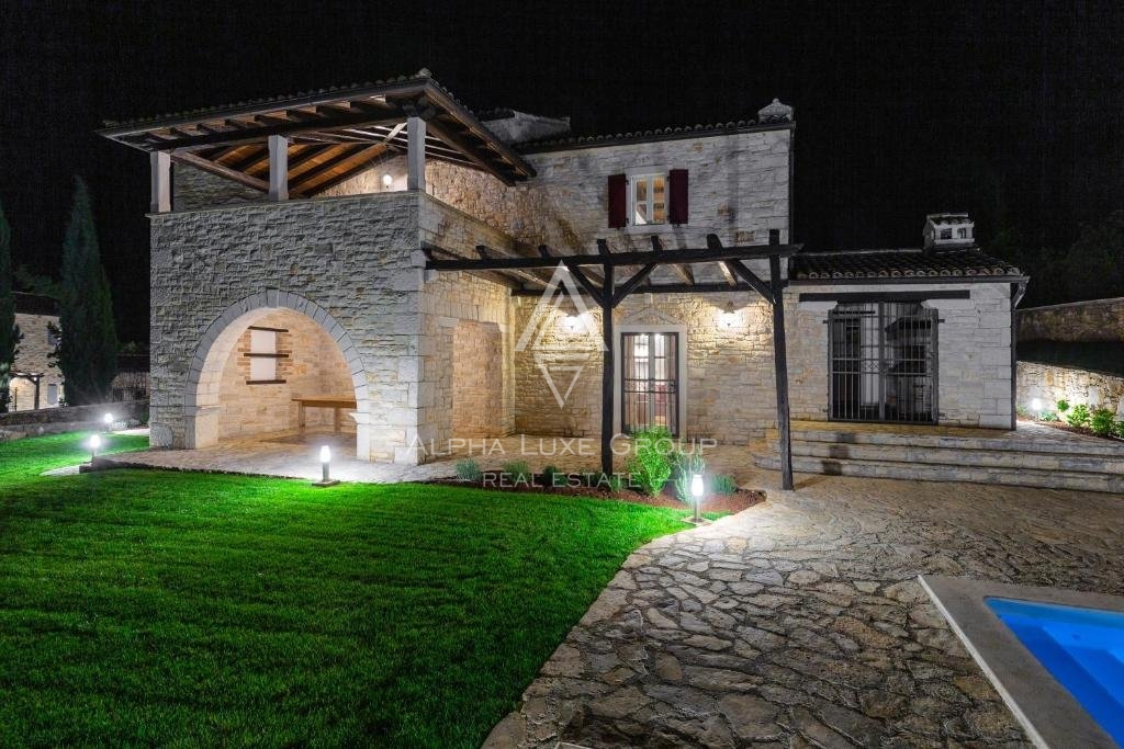 Poreč Center: Elegantna kamnita vila z bazenom naprodaj