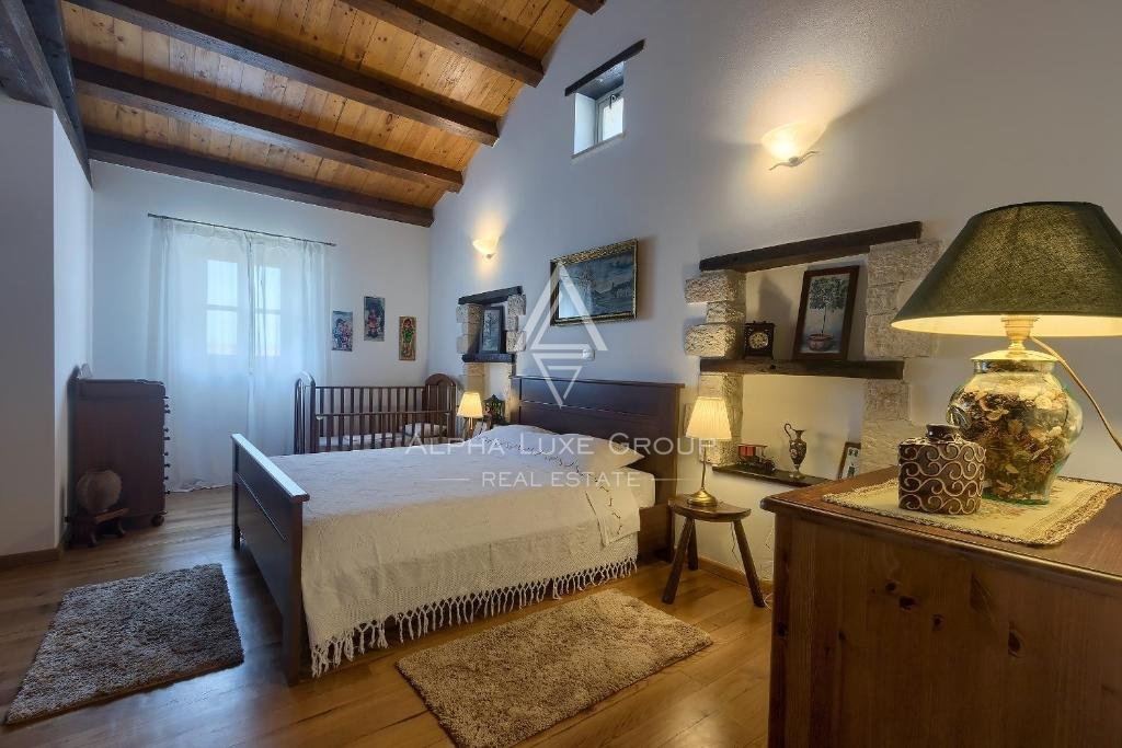 Poreč Center: Elegantna kamnita vila z bazenom naprodaj