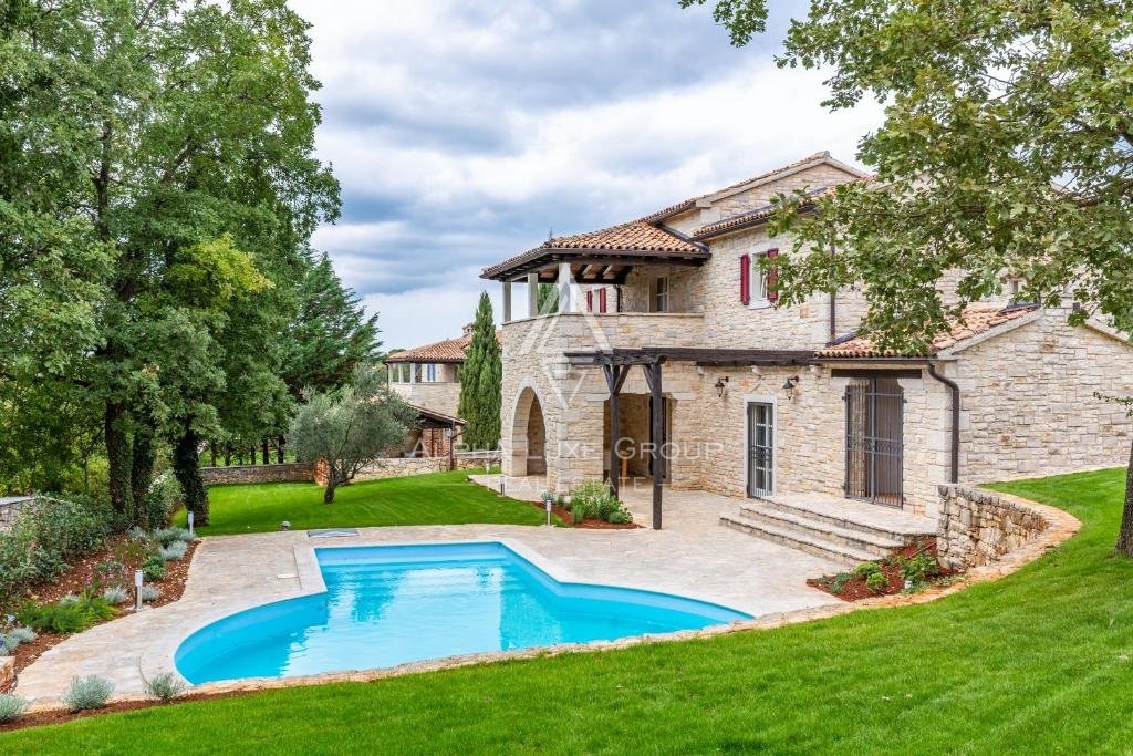 Poreč Center: Elegantna kamnita vila z bazenom naprodaj