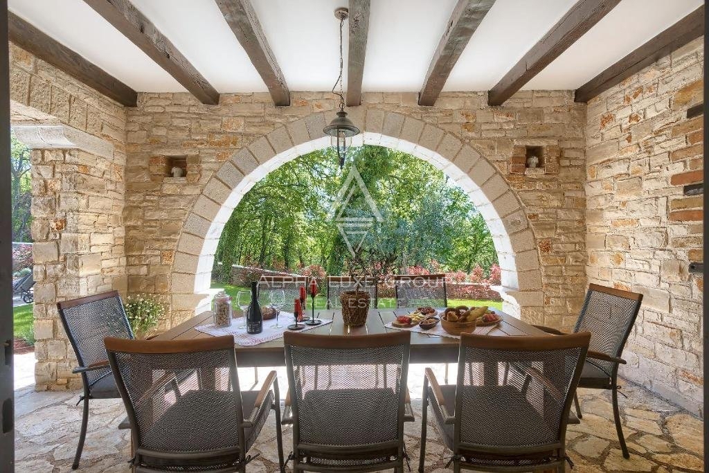 Poreč Center: Elegantna kamnita vila z bazenom naprodaj