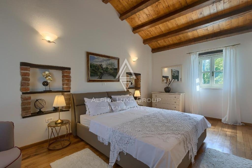 Poreč Center: Elegantna kamnita vila z bazenom naprodaj