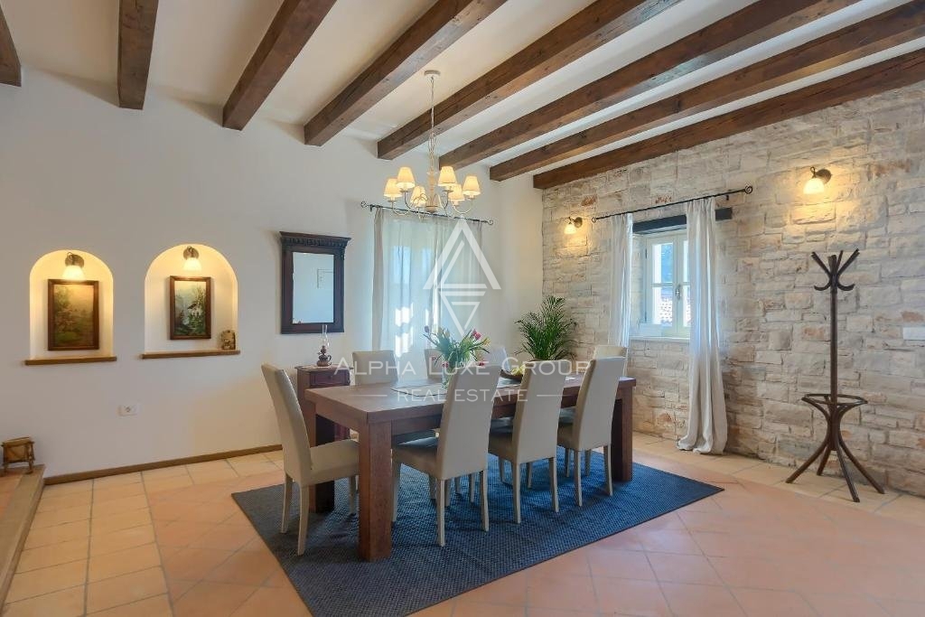 Poreč Center: Elegantna kamnita vila z bazenom naprodaj