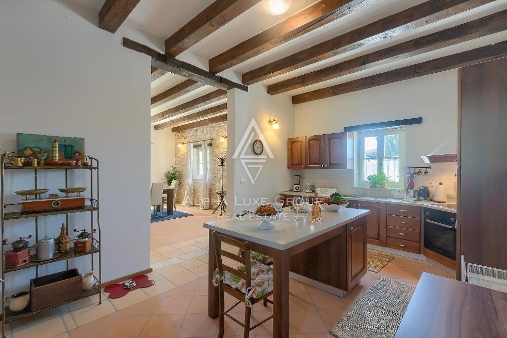 Poreč Center: Elegantna kamnita vila z bazenom naprodaj