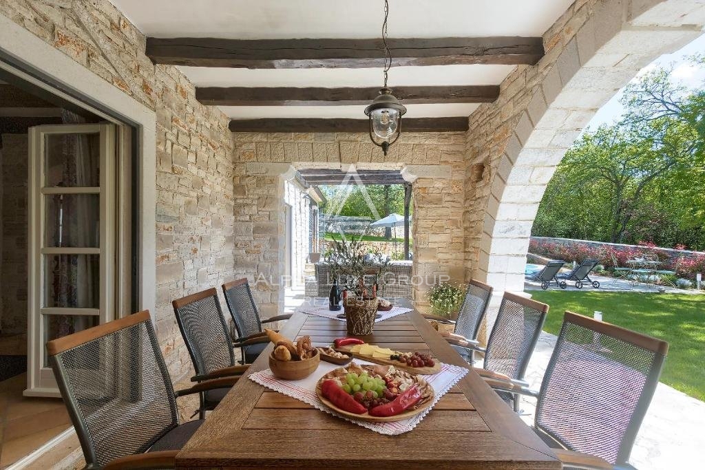 Poreč Center: Elegantna kamnita vila z bazenom naprodaj