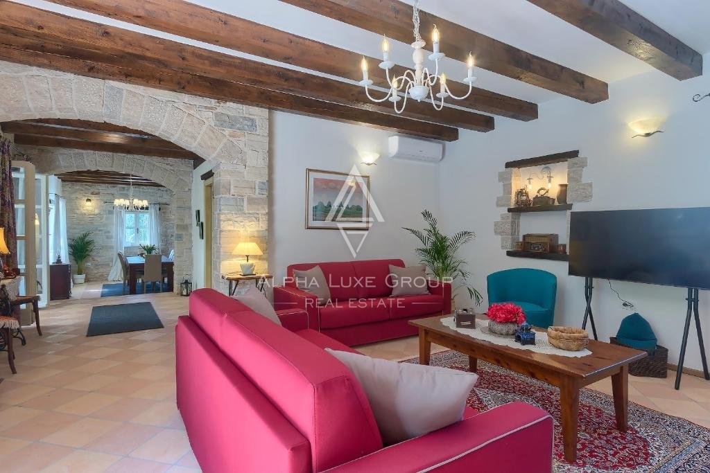 Poreč Center: Elegantna kamnita vila z bazenom naprodaj