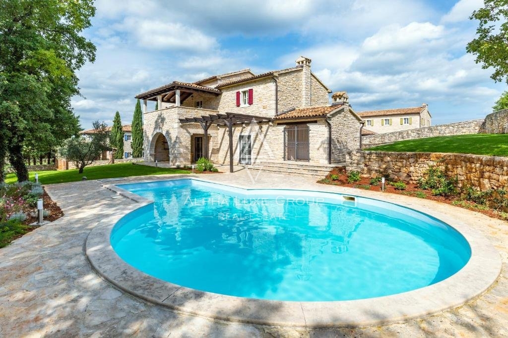 Poreč Center: Elegantna kamnita vila z bazenom naprodaj