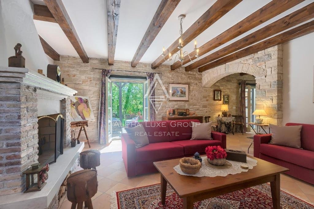 Poreč Center: Elegantna kamnita vila z bazenom naprodaj